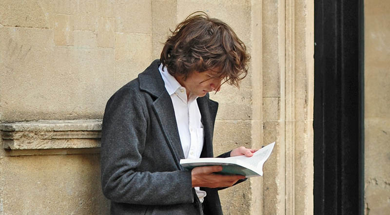 мужчина читает книгу